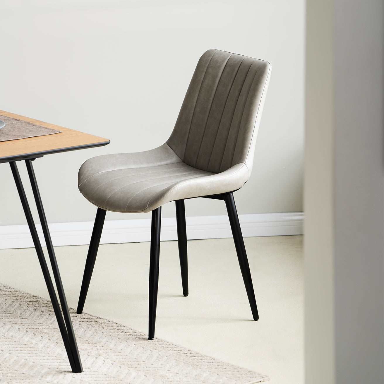 Sleek Metal Frame & Ergonomic Seat – Jarvis UDC8124 Combines Comfort and Modern Style Set of 2/4 Jarvis UDC8124 Velvet Chairs – Elevate Your Dining Room with Elegant Seating