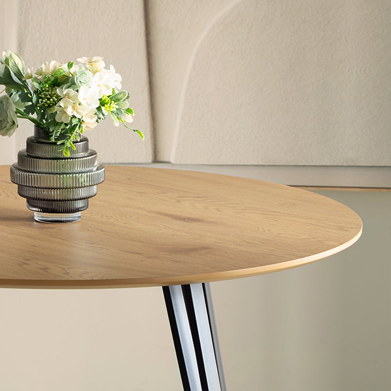 Add Scandi style warmth to UK homes with the OFCASA Fareeha 100 cm round table. Wood patterned melamine top, sleek black legs, durable and easy to clean.