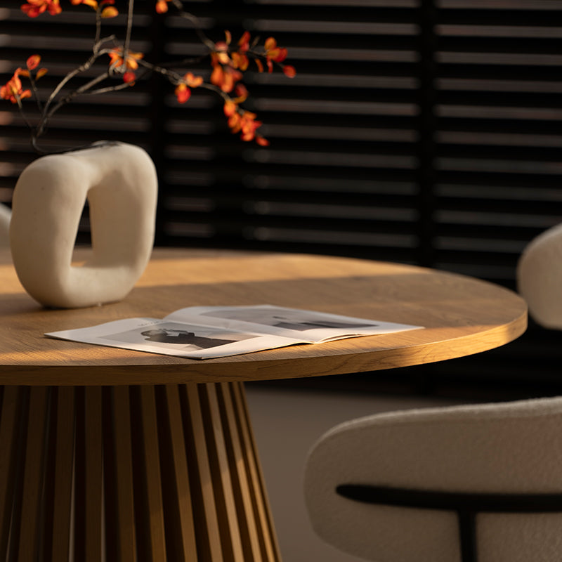 Discover the OFCASA Veronica 120 cm Round Dining Table with oak-effect top and sculptural metal base. Ideal for table and 4 dining chairs in modern UK homes.
