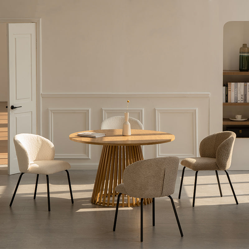 Host in style with the Veronica 80 cm oak veneer round table and four Yasin boucle chairs on black metal legs—a cozy, modern dining set.
