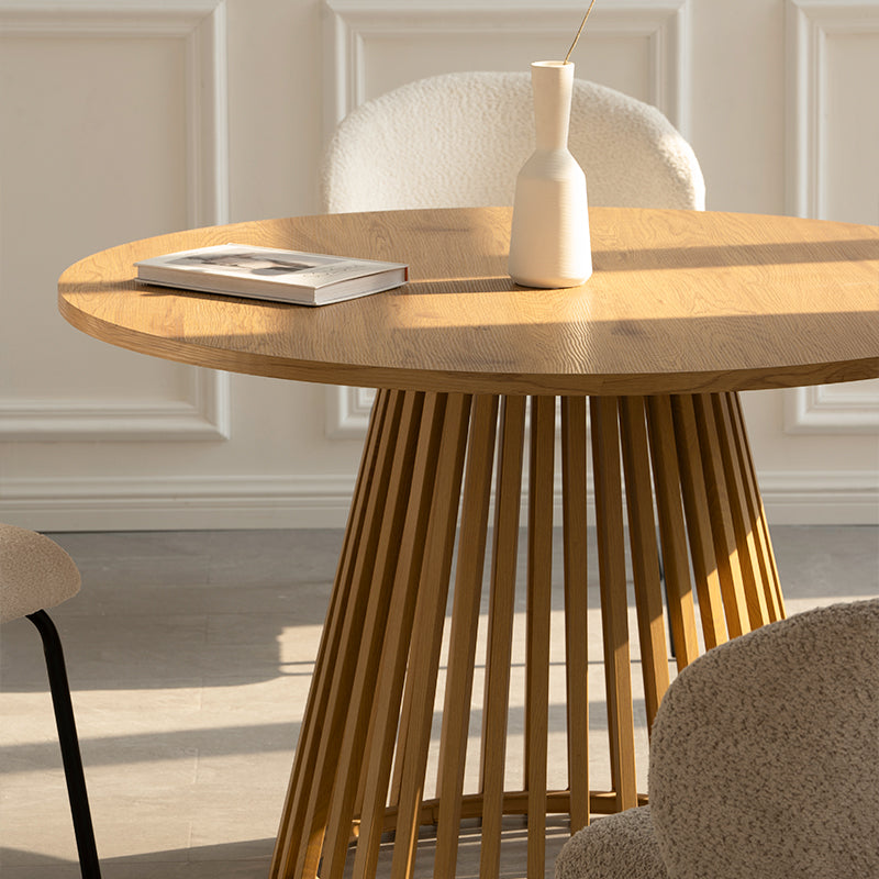 Host in style with the Veronica 80 cm oak veneer round table and four Yasin boucle chairs on black metal legs—a cozy, modern dining set.