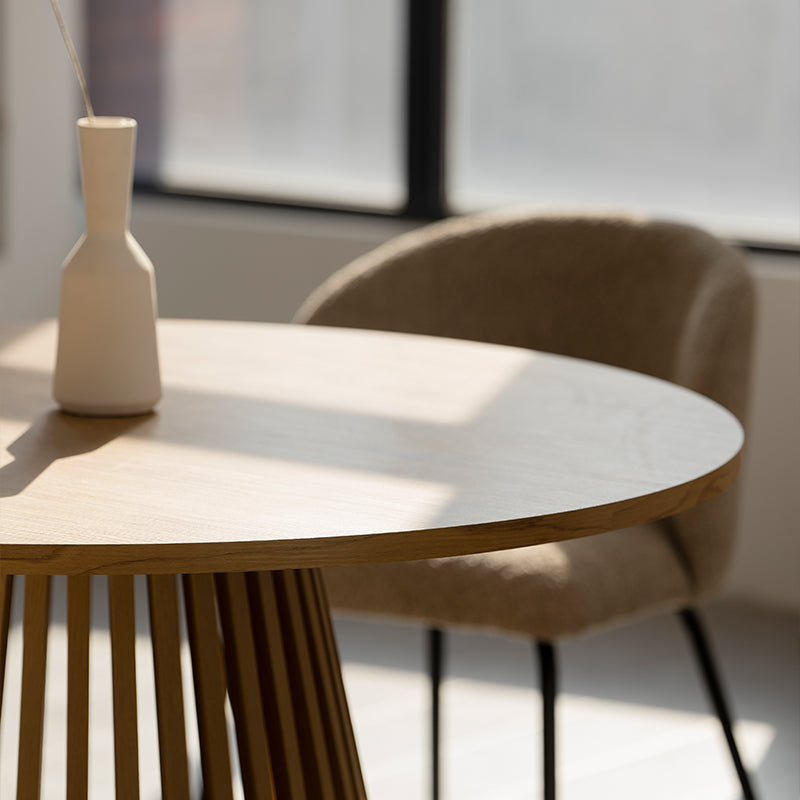 Host in style with the Veronica 80 cm oak veneer round table and four Yasin boucle chairs on black metal legs—a cozy, modern dining set.
