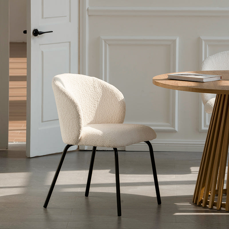 Host in style with the Veronica 80 cm oak veneer round table and four Yasin boucle chairs on black metal legs—a cozy, modern dining set.

