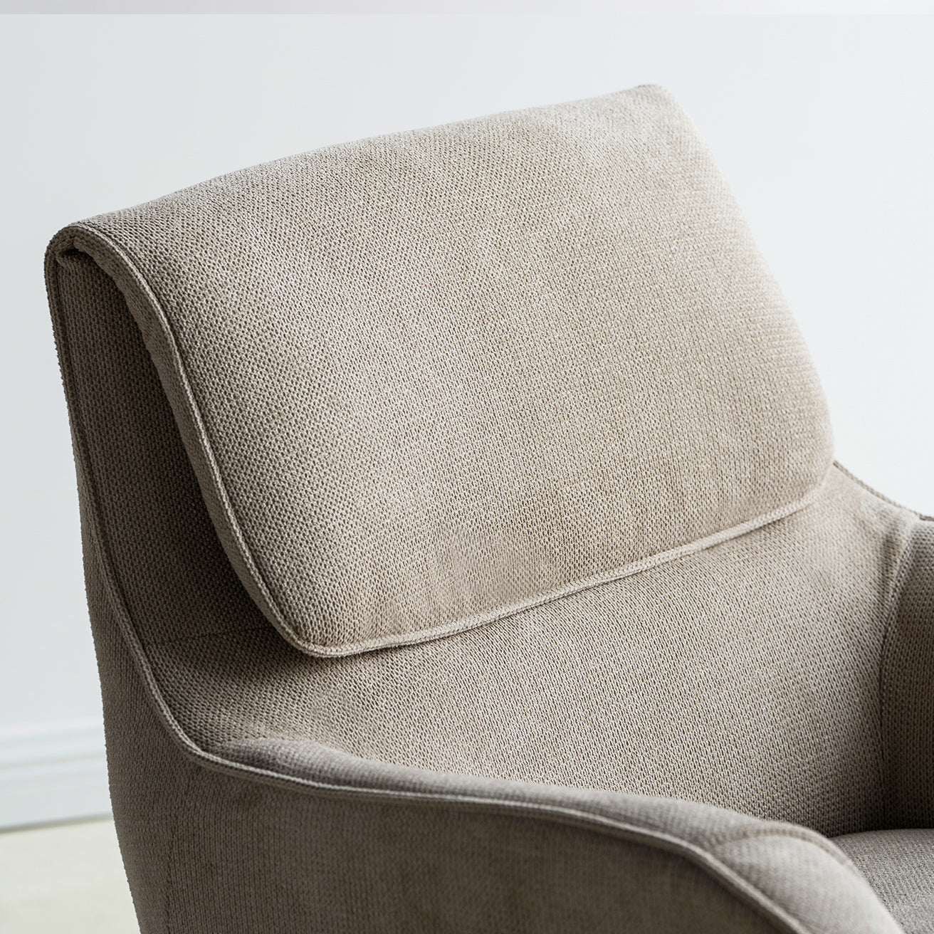 Isis Lounge Chair [Linen Fabric]